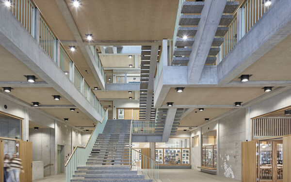 Treppenhalle der Kantonsschule Ausserschwyz